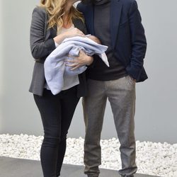 Ainhoa Arbizu y Lander Urquijo besándose en la presentación de su hijo Leo a la salida del hospital