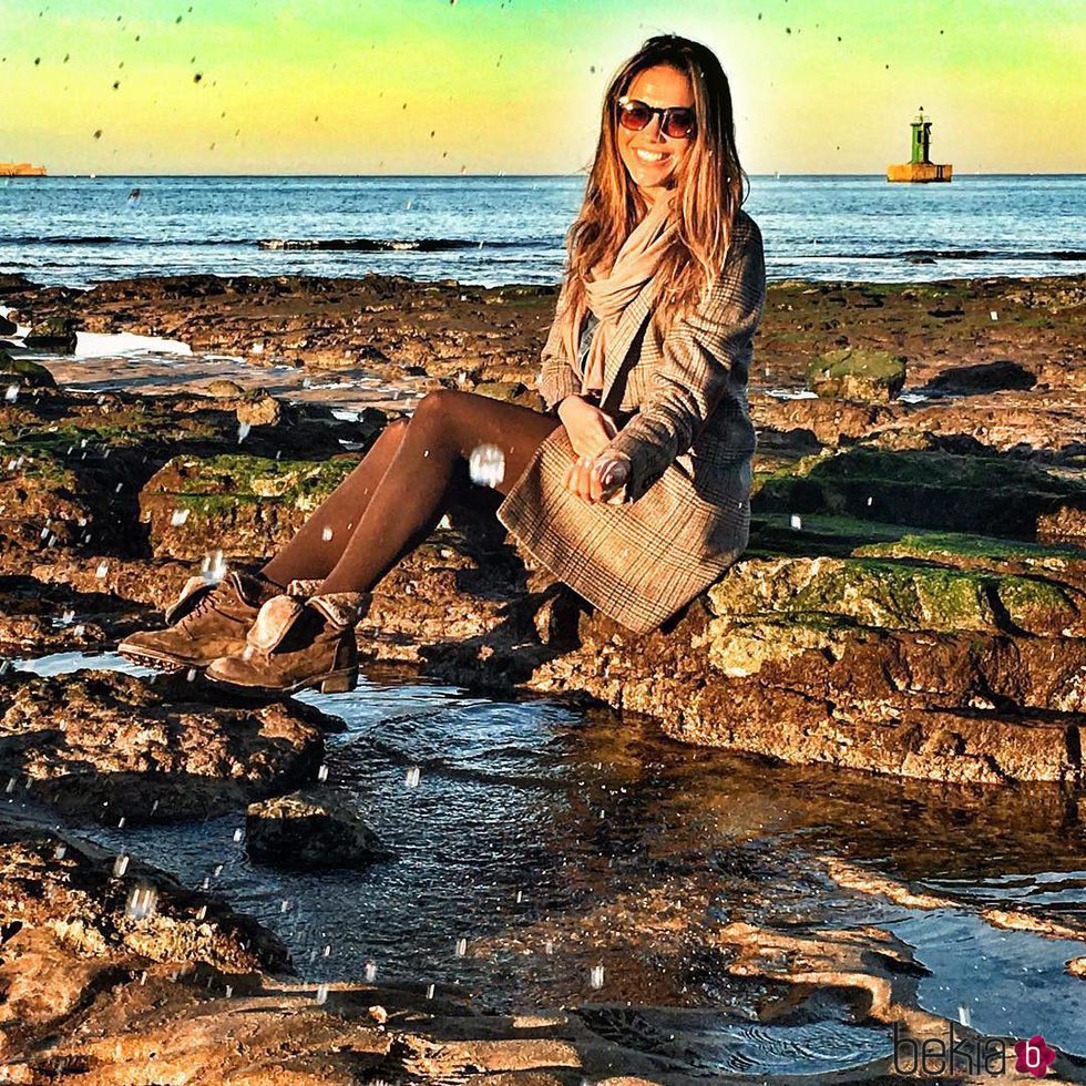 Lara Álvarez en una playa de Asturias