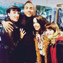 Beatriz Luengo y Yotuel Romero disfrutan junto a Rossy de Palma y Angy de una velada teatral