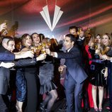 Actores de 'Velvet' brindando en la fiesta por el final de la serie