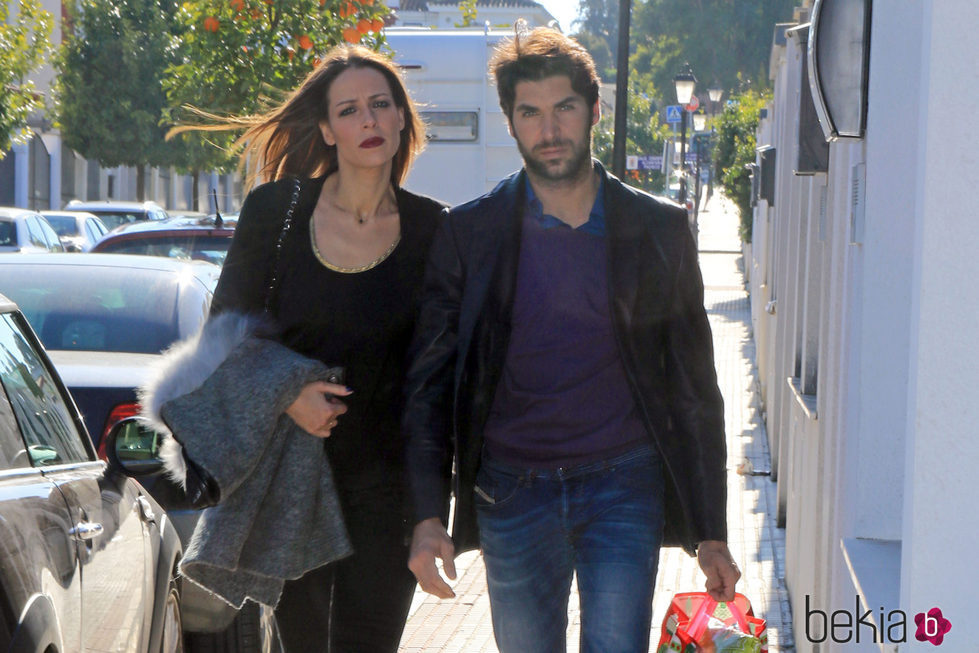 Cayetano Rivera y Eva González acudiendo a casa de Kiko Rivera el día de Navidad