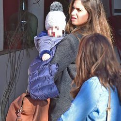 Sara Carbonero con su hijo Lucas en brazos