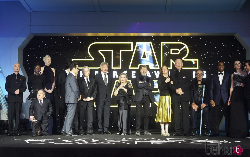 El elenco de 'Star Wars: El despertar de la fuerza' durante el estreno europeo