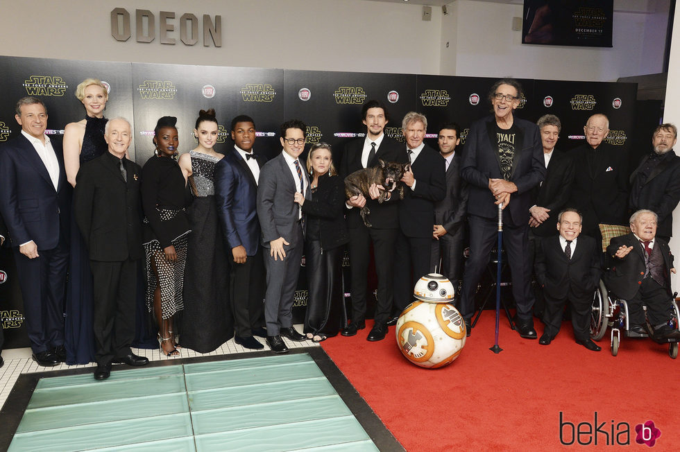 El reparto de 'Star Wars: El despertar de la fuerza' durante el estreno europeo