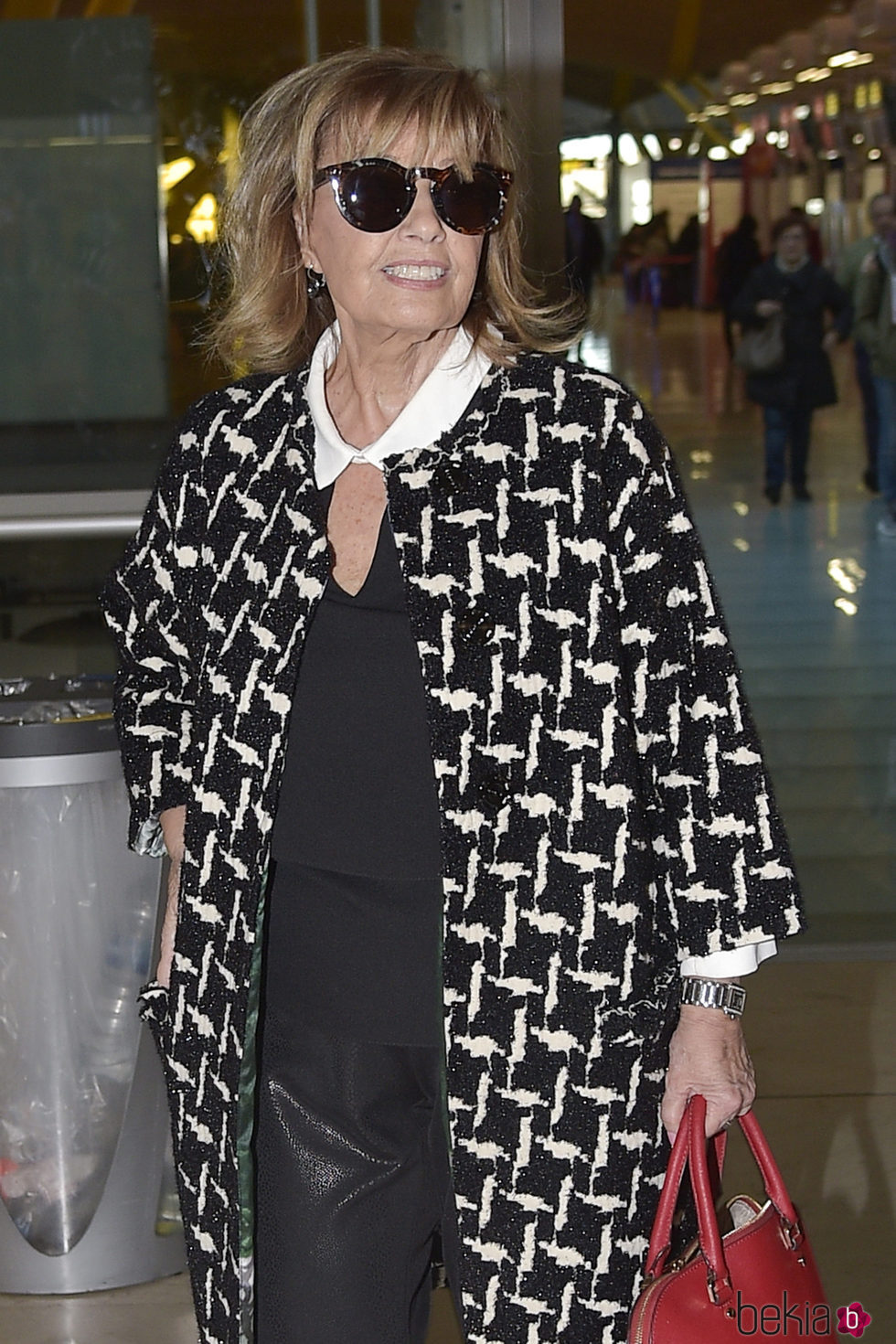 María Teresa Campos en el aeropuerto