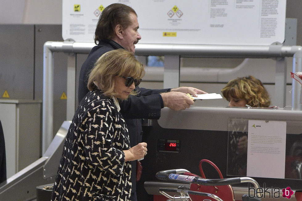 María Teresa Campos y Bigote Arrocet en el mostrador del aeropuerto