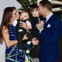 Sergio Ramos y Pilar Rubio besan a sus hijos Sergio y Marco en Fin de Año 2016