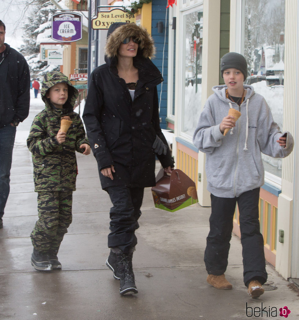 Angelina Jolie y sus hijos Shiloh y Knox de vacaciones
