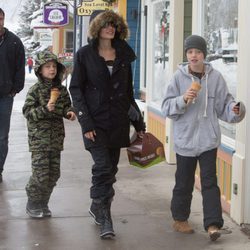 Angelina Jolie y sus hijos Shiloh y Knox de vacaciones