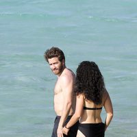Jake Gyllenhaal metiéndose en las aguas de San Bartolomé