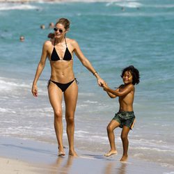 Doutzen Kroes luciendo cuerpazo en las playas de Miami junto a su hijo