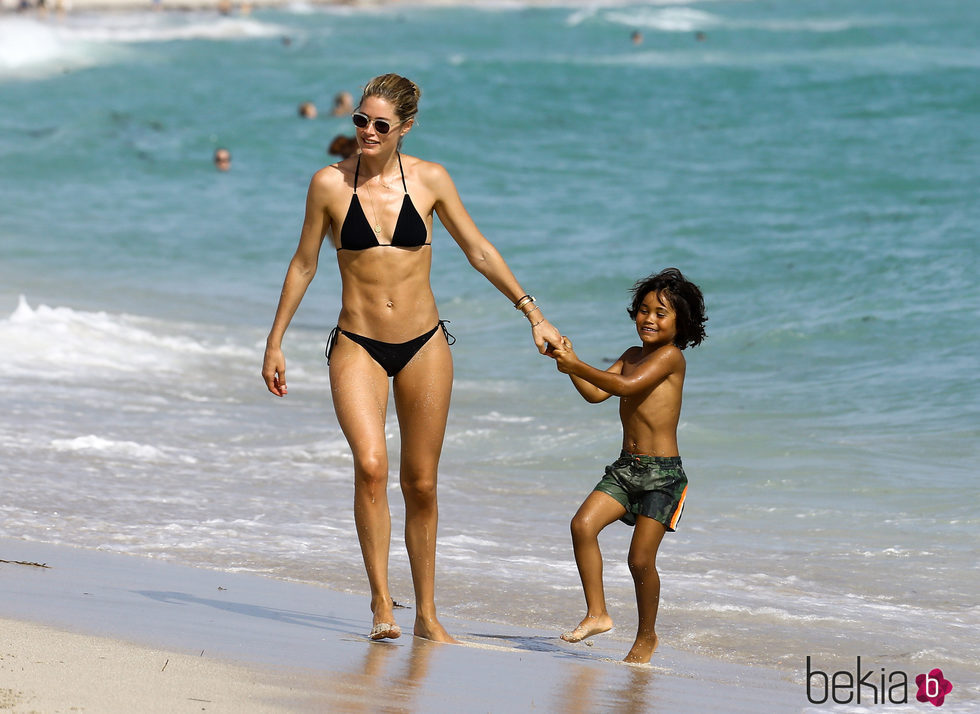 Doutzen Kroes luciendo cuerpazo en las playas de Miami junto a su hijo