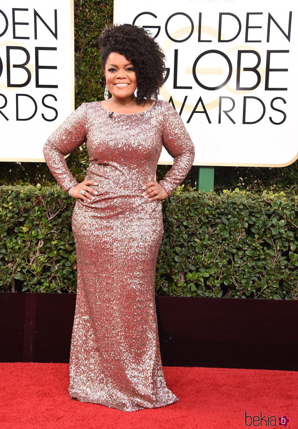 Yvette Nicole Brown en la alfombra roja de los Globos de Oro 2017