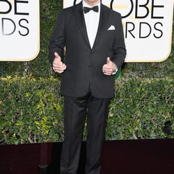 John Travolta en la alfombra roja de los Globos de Oro 2017