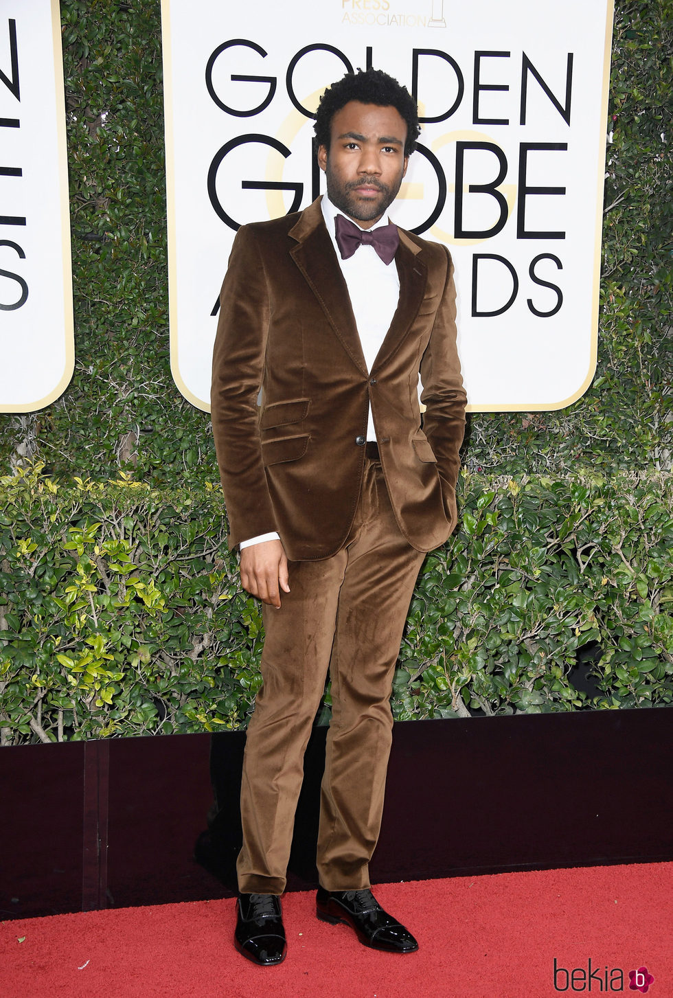 Donald Glover en la alfombra roja de los Globos de Oro 2017