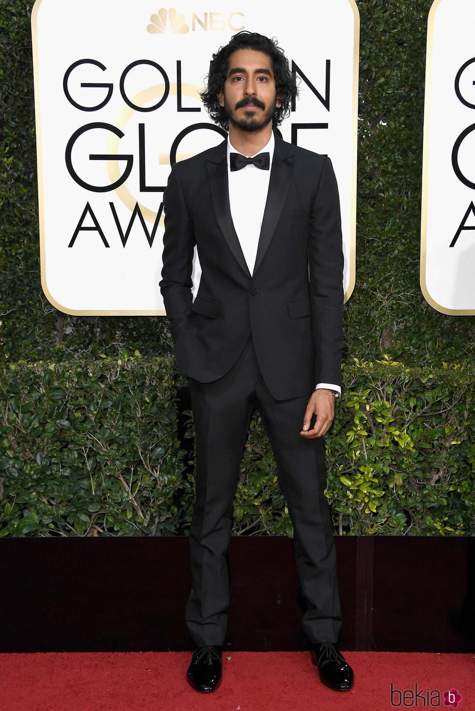 Dev Patel en la alfombra roja de los Globos de Oro 2017