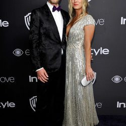 Kaley Cuoco y Karl Cook en la fiesta de Warner Bros tras los Globos de Oro 2017