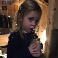 Leonor de Suecia bebiendo un batido durante sus vacaciones de invierno en Suiza