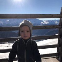 Nicolás de Suecia durante unas vacaciones de invierno en los Alpes suizos