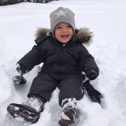 Nicolás de Suecia en la nieve en los Alpes suizos