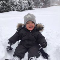 Nicolás de Suecia en la nieve en los Alpes suizos