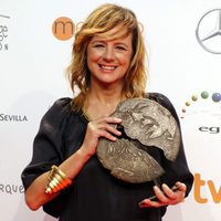 Emma Suárez con su galardón a Mejor actriz en los Premios Forqué 2017