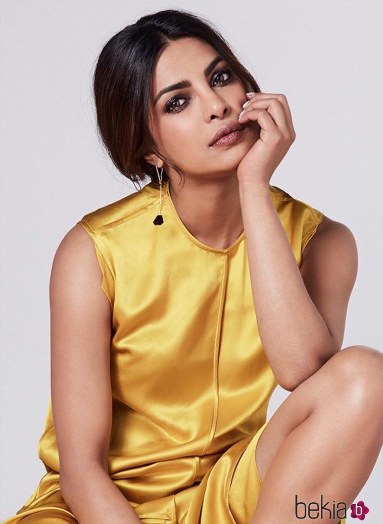 Priyanka Chopra con un bonito vestido amarillo