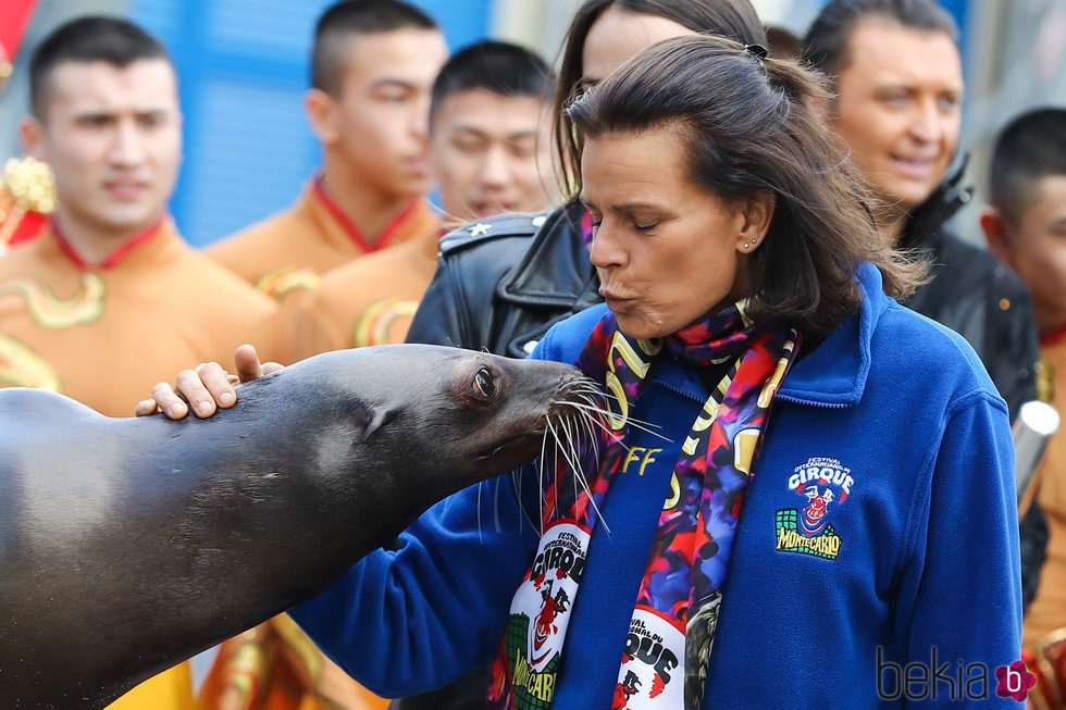 Estefanía de Mónaco besando a una foca en la inauguración del Festival de Circo 2017