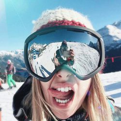 Blanca Suárez en la nieve y reflejado en las gafas Joel Bosqued