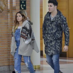 Gloria Camila y Kiko Jiménez en la capilla ardiente de Eugenio Ortega Cano
