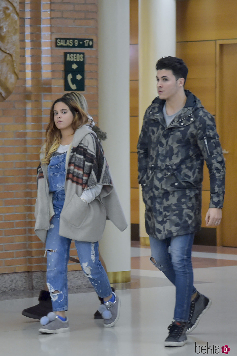 Gloria Camila y Kiko Jiménez en la capilla ardiente de Eugenio Ortega Cano