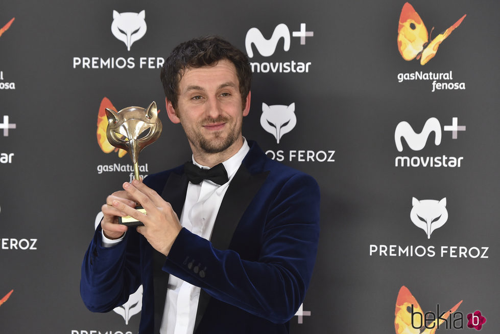Raúl Arévalo con su Premio Feroz