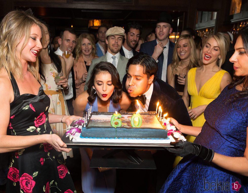 Nina Dobrev y Ronnie Bacardí soplando las velas de su tarta