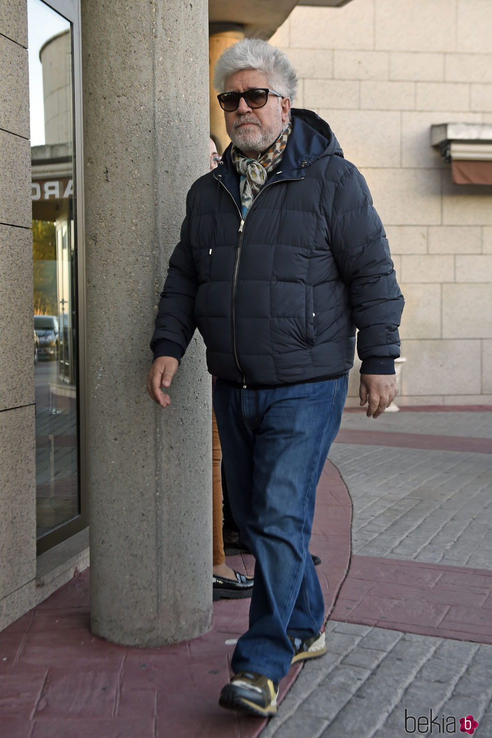 Pedro Almodóvar en la capilla ardiente de Bimba Bosé