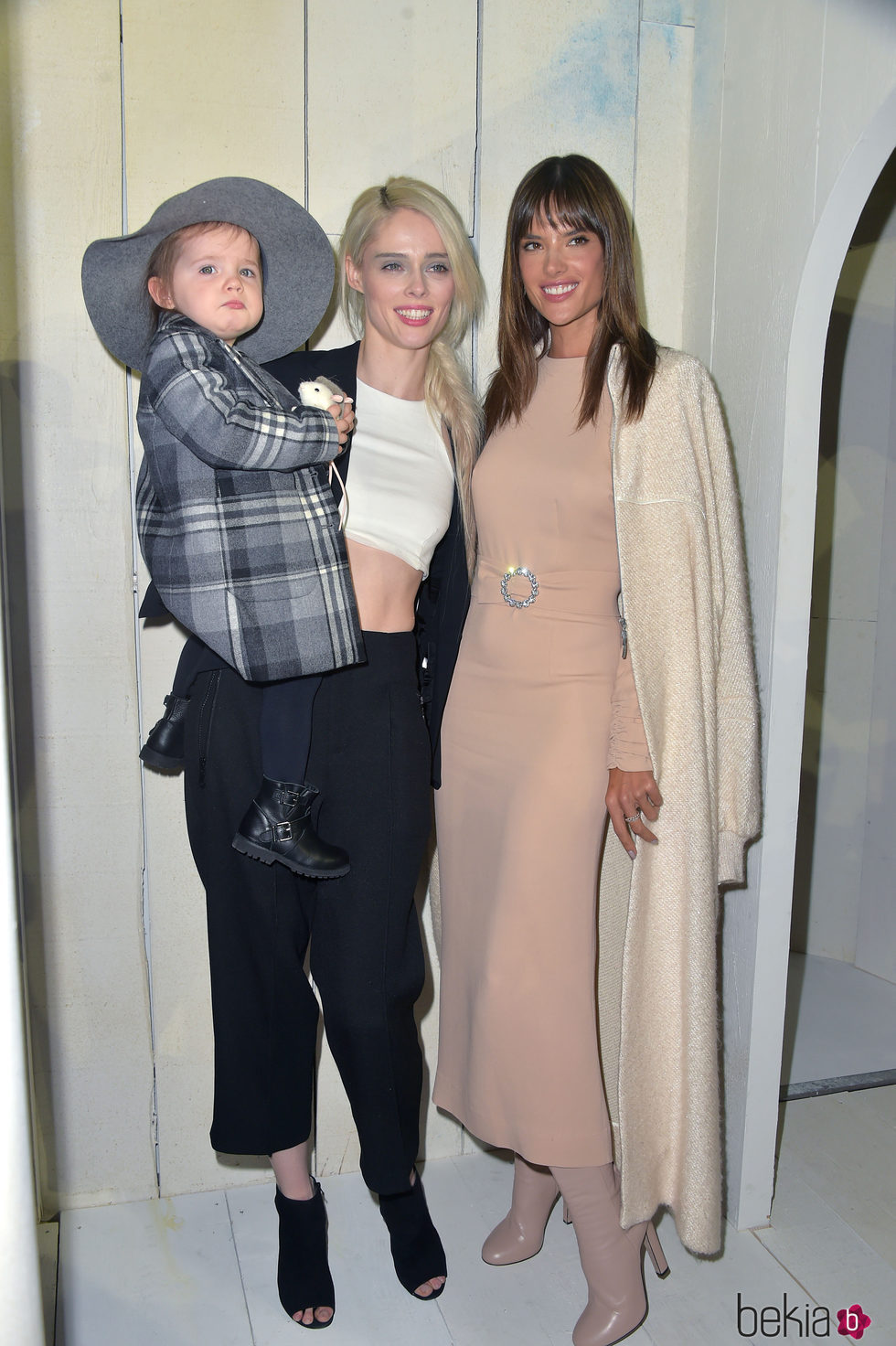 Alessandra Ambrosio, Coco Rocha y su hijo en el desfile de Bonpoint en la Semana de la Alta Costura de París