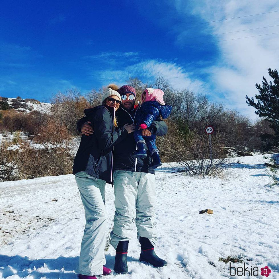 Kiko Rivera, Irene Rosales y su hija Ana en la nieve