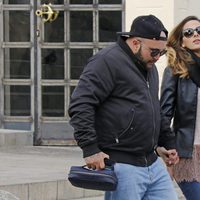 Kiko Rivera e Irene Rosales llegando cogidos de la mano a un hotel de Sevilla
