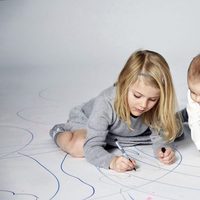 Estela de Suecia pinta mientras su hermano Oscar de Suecia la mira