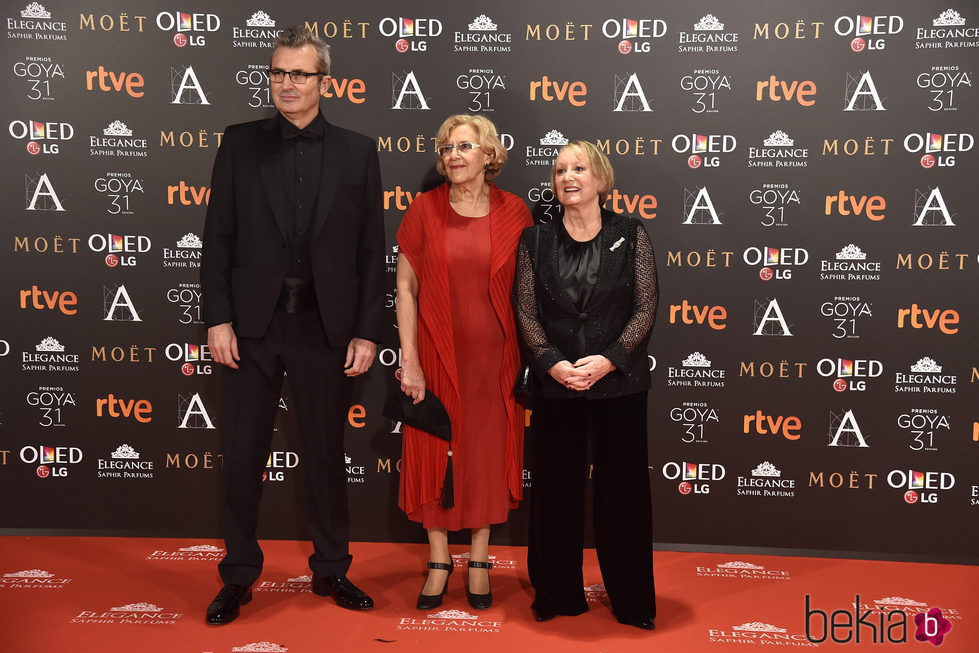 Manuela Carmena, Yvonne Blake y Mariano Barroso en la alfombra roja de los Premios Goya 2017
