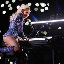 Lady Gaga tocando el piano durante su actuación en la Super Bowl 2017