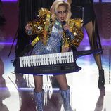 Lady Gaga cantando y tocando el teclado durante su actuación en la Super Bowl 2017