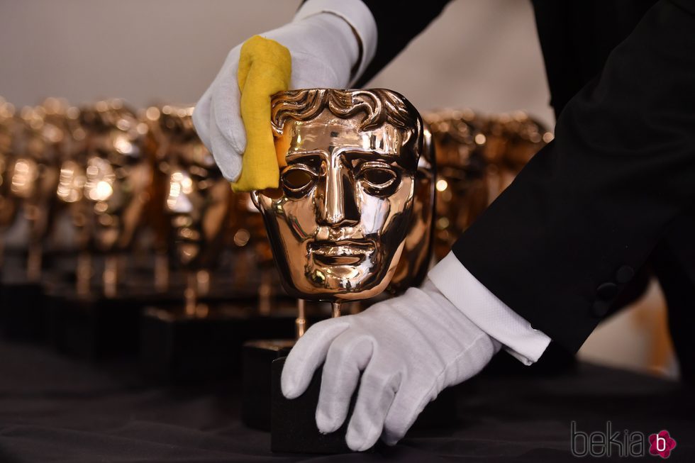 Últimos retoques a las máscaras de los Bafta 2017 antes del comienzo de la gala