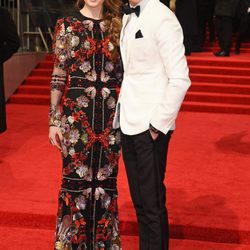 Eddie Redmayne y Hannah Bagshawe en la alfombra roja de los Premios Bafta 2017