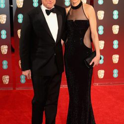 Hugh Grant y  Anna Elisabet Eberstein en la alfombra roja de los Premios Bafta 2017