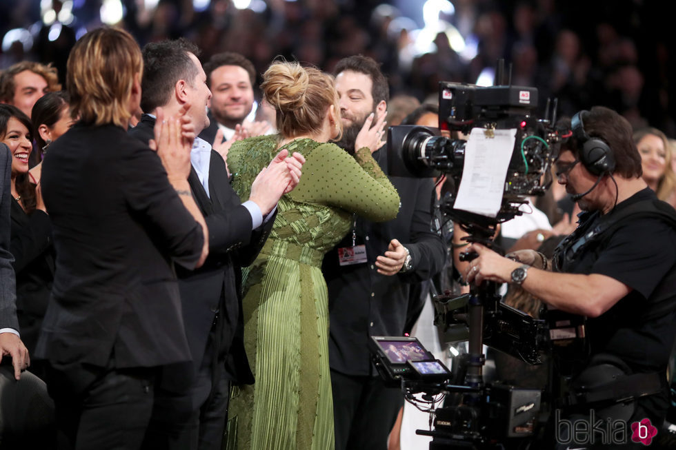 Adele besando a su marido Simon Konecki durante los Premios Grammy 2017