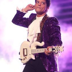 Bruno Mars rindiendo homenaje a Prince en los Premios Grammy 2017
