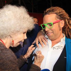 La Duquesa de Alba firma un autógrafo a Torito en la camisa