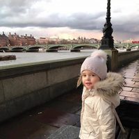 Leonor de Suecia junto al río Támesis durante un paseo por Londres