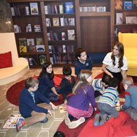 Magdalena de Suecia con unos niños en su primer acto oficial en Londres