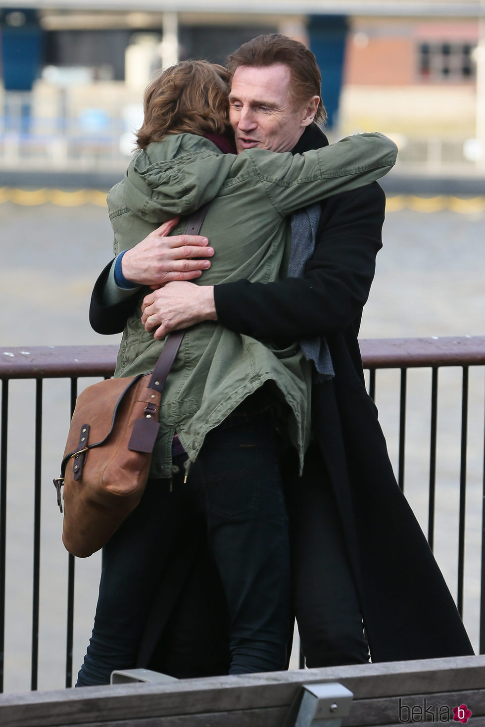 El fuerte abrazo de Thomas Brodie Sangster y Liam Neeson en el set de rodaje de 'Love Actually 2'